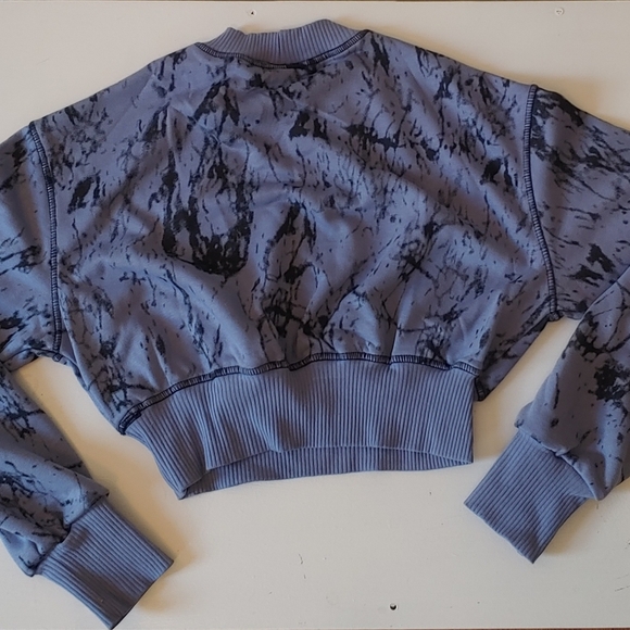 Fashion Nova NWT Cropped Blue Tie Dye Sweatshirt - Picture 2 of 2